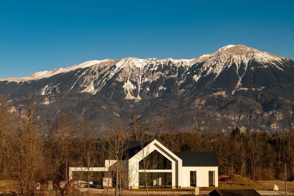 Modern mountain home with mountain backdrop — Aspen tier.
